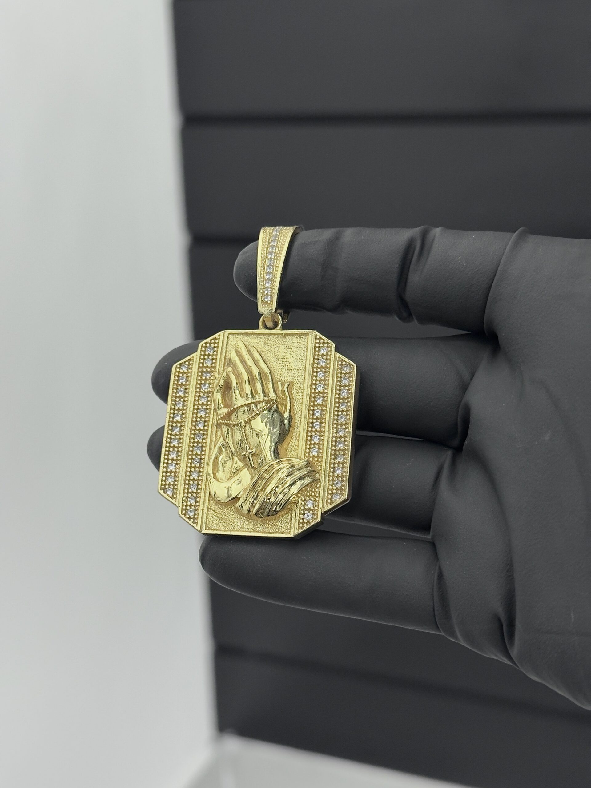 Pingente Mãos Rezando (G)