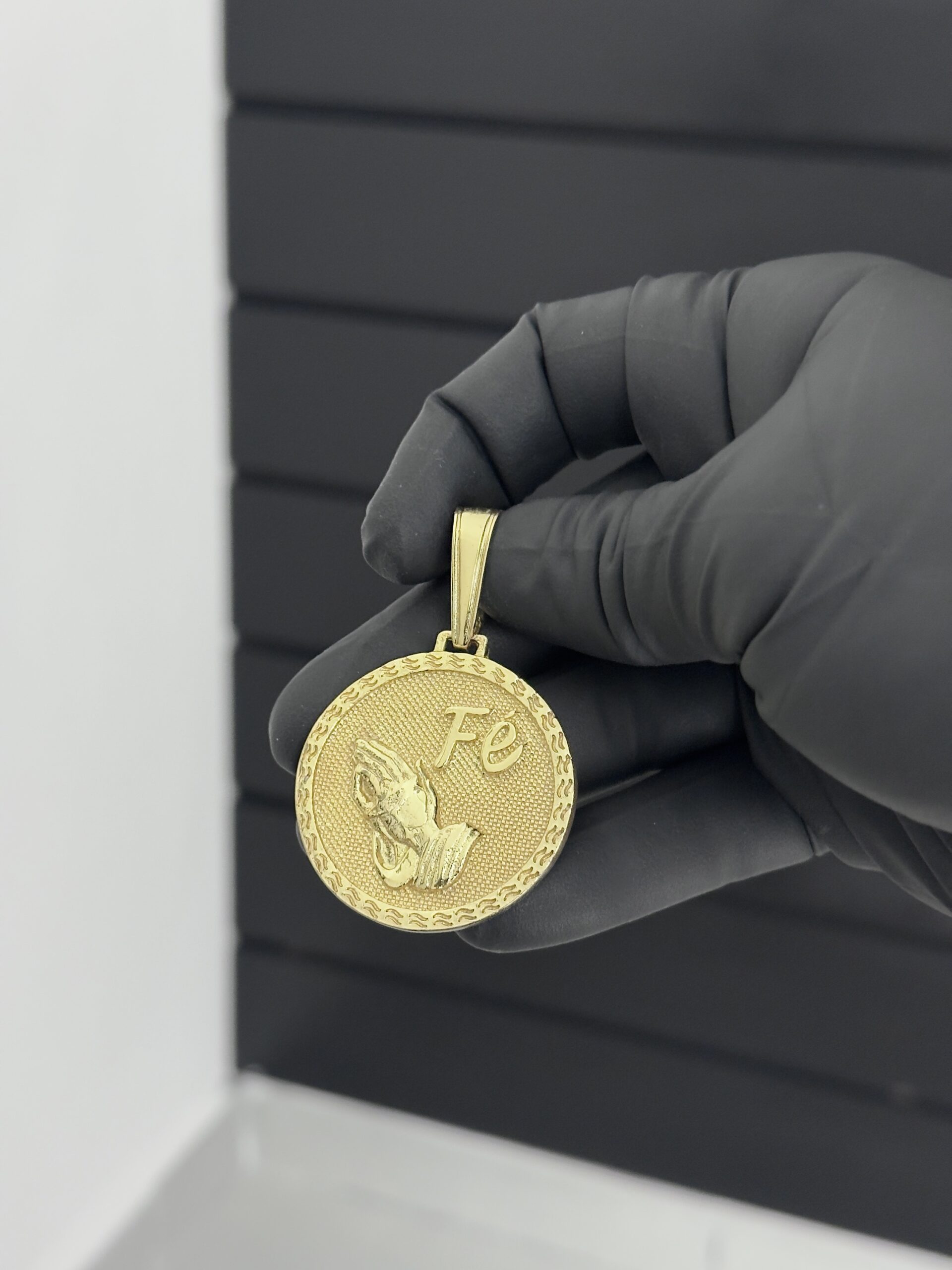 Pingente Fé mãos rezando redondo